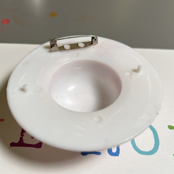 Vintage plastic large white summer hat with red bow hat brooch - Picture 4 of 4